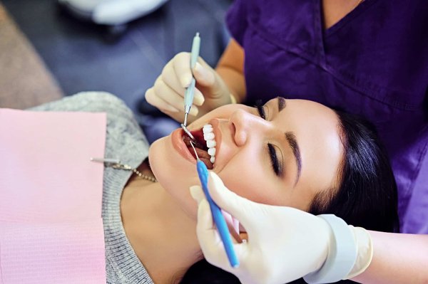 Comment la dentisterie Hanok aborde-t-elle la prévention de la maladie des gencives ?