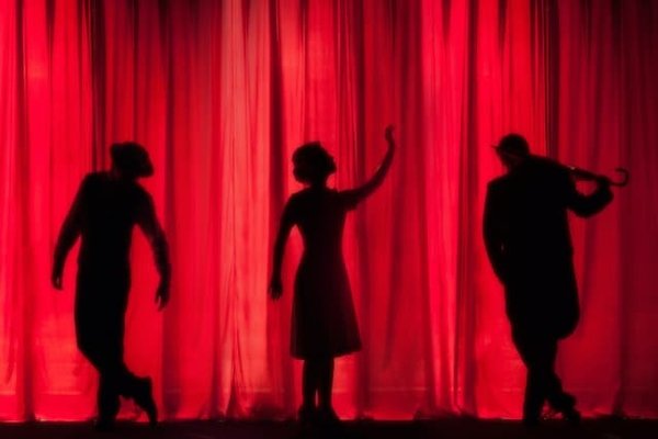 Quels sont les meilleurs moyens d'initier les adolescents à l'écriture de pièces de théâtre courtes?