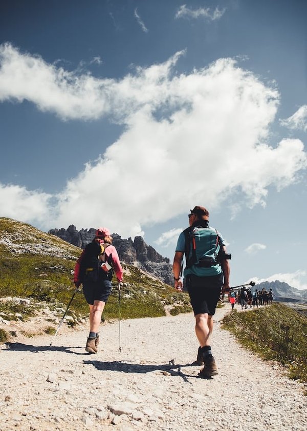 Quels sont les essentiels pour une trousse de premiers secours en randonnée ?