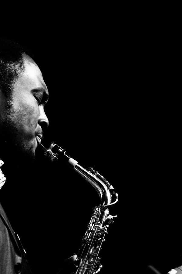 Comment mettre en place une série de conférences sur l'histoire du jazz avec des musiciens locaux?