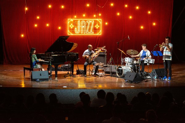 Comment la ville de Paris s'est-elle affirmée comme un centre incontournable de la musique jazz ?